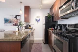 Luxury & Elegant Condo in Best Location with Pool Jacuzzi & Sauna - Vancouver - 7