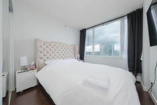 Luxury & Elegant Condo in Best Location with Pool Jacuzzi & Sauna - Vancouver - 5