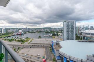 Luxury & Elegant Condo in Best Location with Pool Jacuzzi & Sauna - Vancouver - 1