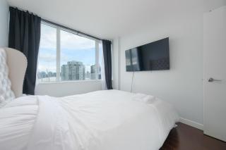 Luxury & Elegant Condo in Best Location with Pool Jacuzzi & Sauna - Vancouver - 3