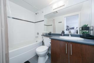 Luxury & Elegant Condo in Best Location with Pool Jacuzzi & Sauna - Vancouver - 2