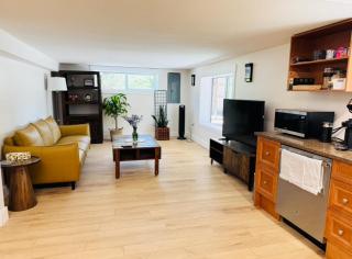 Entire 2-bedroom, 1-bathroom suite with lakeview - West Kelowna - 1