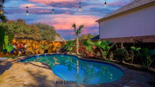 Luxury Holiday Home 5BR Hot Tub, Pool & Beautiful Backyard - Grand Prairie - 0