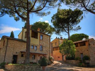 Apartment in a farmhouse with swimming pool - 0