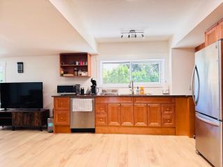 Newly renovated 2-bedroom, 1-bathroom suite with private entrance - West Kelowna - 2