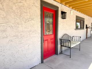 Entire 2-bedroom, 1-bathroom suite with lakeview - West Kelowna - 3