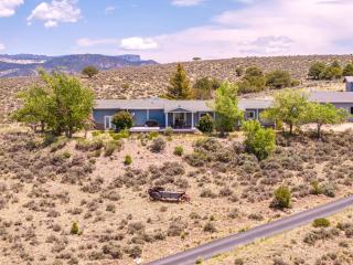 Hilltop Heaven - 5 Star Comfort and Views - 2