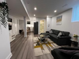 Cozy 2 Bedrooms Modern Basement Suite with Private entrance, Kitchen and parking - Mississauga - 6