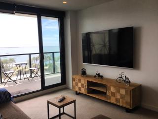 0504 MIRAMAR 2 Bedroom Apartment with Bay Views on the Geelong Waterfront - Geelong - 1