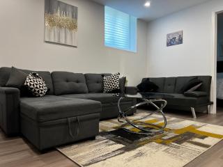 Cozy 2 Bedrooms Modern Basement Suite with Private entrance, Kitchen and parking - Mississauga - 7