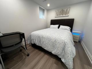 Cozy 2 Bedrooms Modern Basement Suite with Private entrance, Kitchen and parking - Mississauga - 5