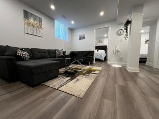 Cozy 2 Bedrooms Modern Basement Suite with Private entrance, Kitchen and parking - Mississauga - 0