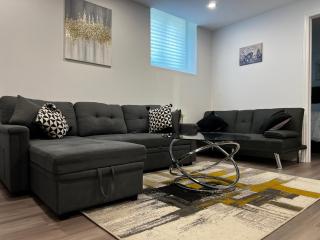 Cozy 2 Bedrooms Modern Basement Suite with Private entrance, Kitchen and parking - Mississauga - 8