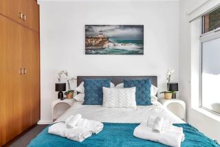 Stylish Seaside Suite with Arcade and Balcony - - 4