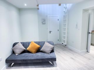 The Octavius Apartment - Huntingdon Town Centre - Designed for Contractors & Professionals - Free WiFi - Smart TV - Fully Equipped Kitchen - Ideal for Long Work Stays - 4