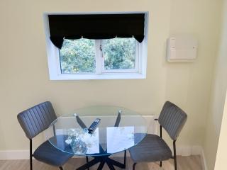 1 Bed Apartment located in Huntingdon Town Centre - Designed for Contractors & Professionals - Free WiFi - Smart TV - Fully Equipped Kitchen - Ideal for Long Work Stays - Huntingdon - 2