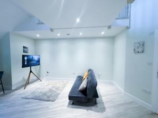 The Octavius Apartment - Huntingdon Town Centre - Designed for Contractors & Professionals - Free WiFi - Smart TV - Fully Equipped Kitchen - Ideal for Long Work Stays - 1