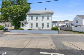 19 Malden 3Br Apt on 2F with WIFi and Free parking with Windows AC - 1