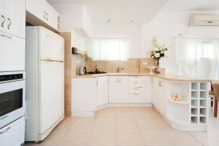Bright and Charming 1BR Apt w Sea Views Near Shore with Shelter by Sea N' Rent - Tel Aviv - 3