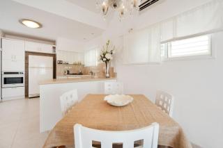Bright and Charming 1BR Apt w Sea Views Near Shore with Shelter by Sea N' Rent - Tel Aviv - 2