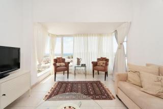 Bright and Charming 1BR Apt w Sea Views Near Shore with Shelter by Sea N' Rent - Tel Aviv - 1