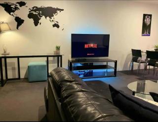 Surfers Apartment Beach Mountain View Sleeps 6 - Gold Coast - 8