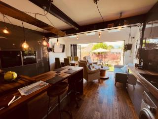 Lovely Semi-Beach 2x Pubs -5 min walk-Pets welcome-Parking-Garden - Scalby - 0