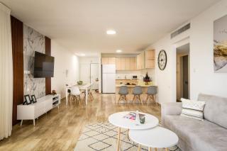 Seaside Escape with Private Patio with Mamad by Sea N' Rent - Netanya - 7
