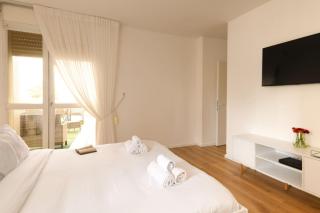 Seaside Escape with Private Patio with Mamad by Sea N' Rent - Netanya - 2