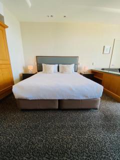 Hotel Room Ocean View Surfers Paradise - Gold Coast - 9