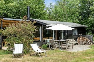 Experience The Simple Life In A Retro Wooden House - Højby - 9