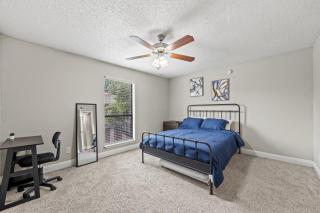 Modern and Cozy 1BR with a Pool - Addison - 4
