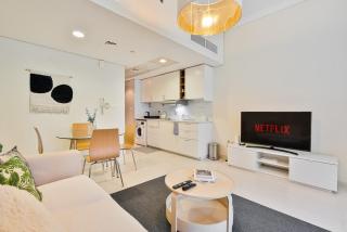 Comfy Studio with Views Near Marina & Burj Al - 8