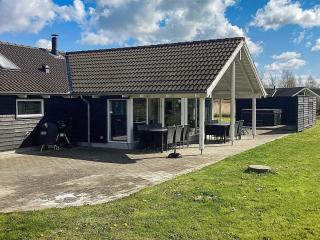 Luxury Pool Retreat - By Traum Ferienwohnungen - Marielyst - 3