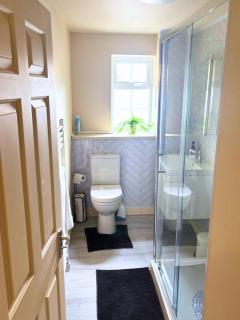 Aisiki Stays Apartments at Colindale, Ground Floor, 2-Bedroom & 1-Bathroom, Pet-Friendly, with Free Wi-Fi & Parking Space - Colindale - 3