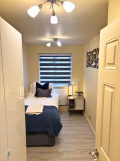 Aisiki Stays Apartments at Colindale, Ground Floor, 2-Bedroom & 1-Bathroom, Pet-Friendly, with Free Wi-Fi & Parking Space - Colindale - 5