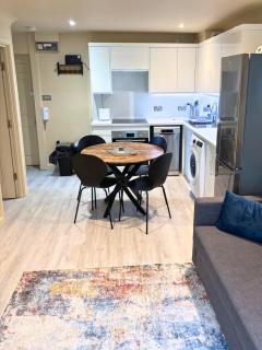 Aisiki Stays Apartments at Colindale, Ground Floor, 2-Bedroom & 1-Bathroom, Pet-Friendly, with Free Wi-Fi & Parking Space - Colindale - 1