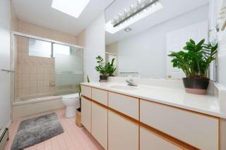 Private Room in Cozy Homestay with Prime Location - Vancouver - 5