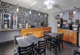 Travelodge by Wyndham Muskegon - Muskegon - 7