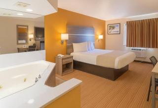 Travelodge by Wyndham Muskegon - Muskegon - 1