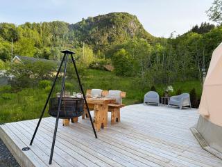 Idyllisk overnatting i dome ved sandstrand - - 1