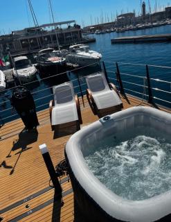Jacuzzi & relax on greyhouseboat - 5