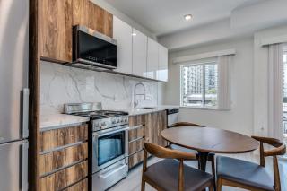 Modern & Luxury Apartment with Full Amenities - Vancouver - 8