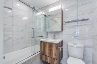 Modern & Luxury Apartment with Full Amenities - Vancouver - 1