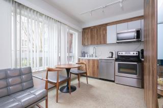 Modern Studio Condo in Central Prime Location - Vancouver - 5
