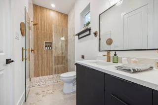 8BR/8Bath/Pool/HotTub/Mini Golf - Houston - 7