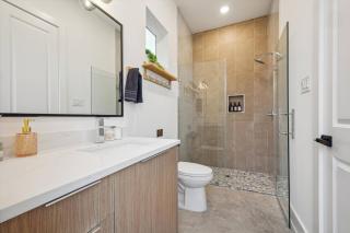 8BR/8Bath/Pool/HotTub/Mini Golf - Houston - 3