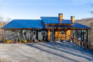 Quiet Time - Gorgeous Mountain Views Chic Interiors Wood-burning Fireplace - Blue Ridge - 5