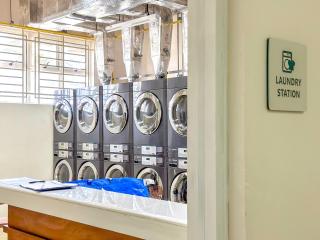 Cozy Condo with Netflix, Pool & Garden, Walk to Spas - Manila - 9