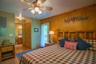 Annies Mountain Mist Hot tub gas fireplace cozy king beds - 5